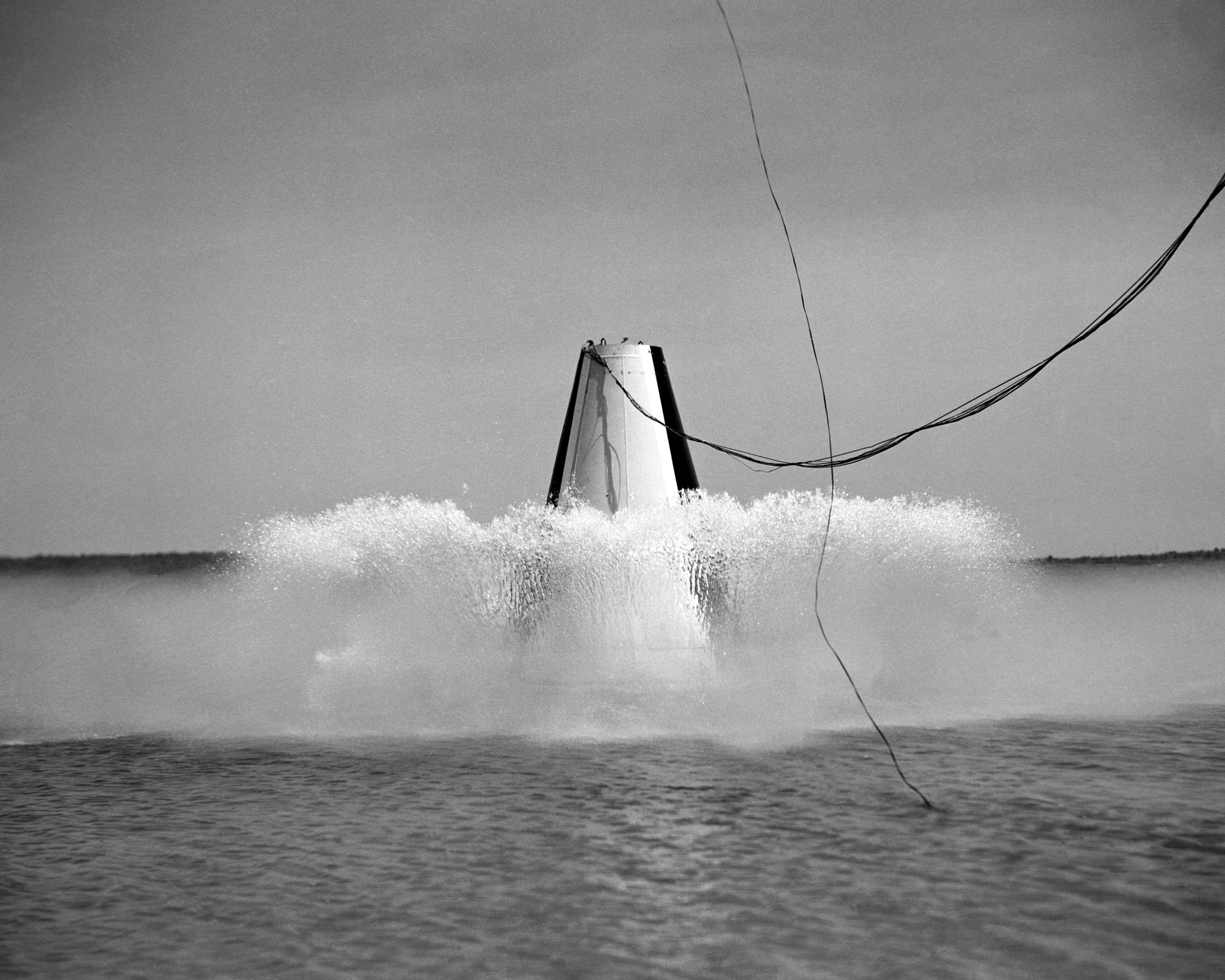 Ensayo de impacto en agua de la cápsula Mercury, Wallops (LRC-1958-B701 P-03339)