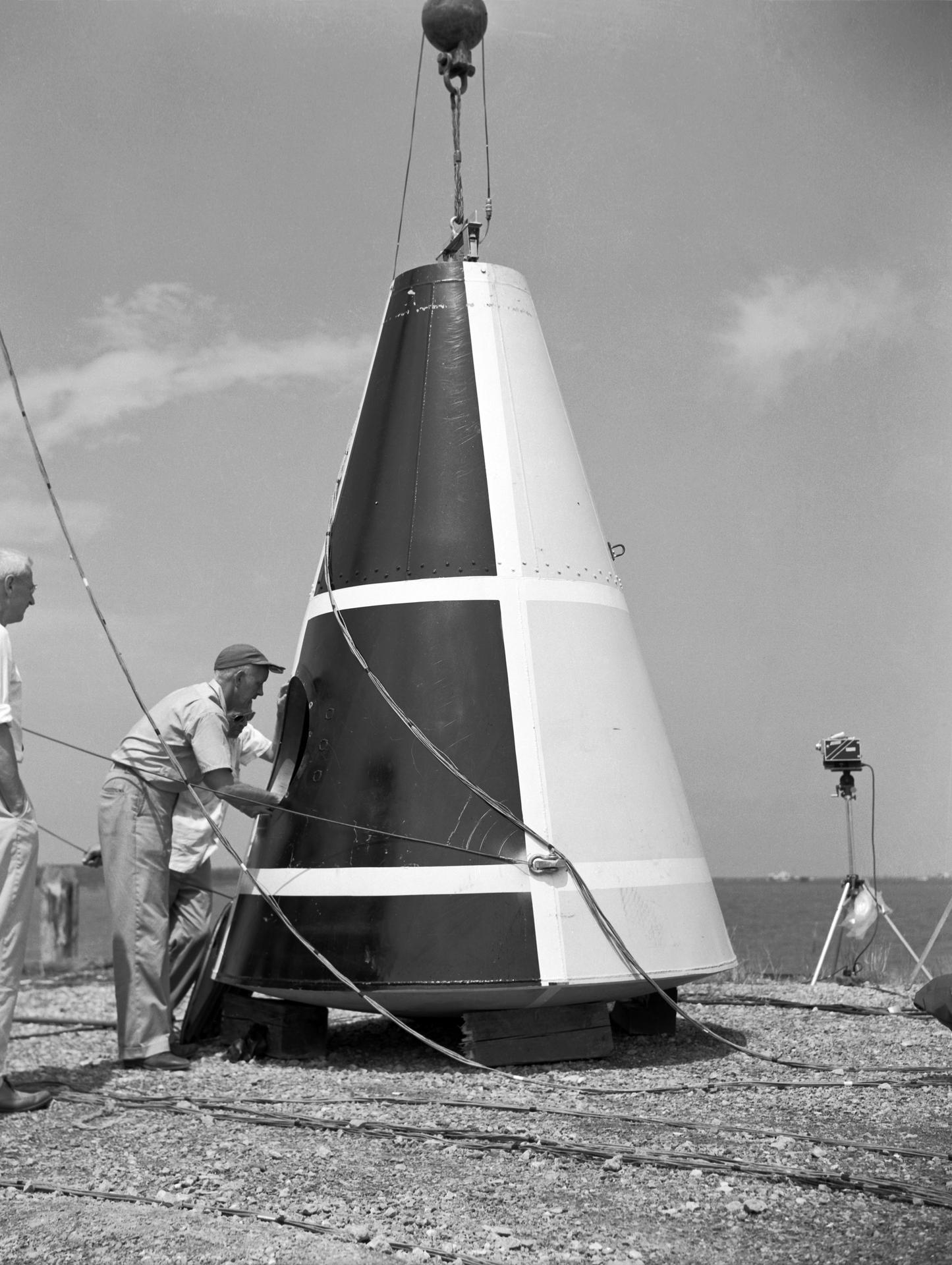 Ensayo de impacto en agua de la cápsula Mercury, Wallops (LRC-1958-B701 P-03342)