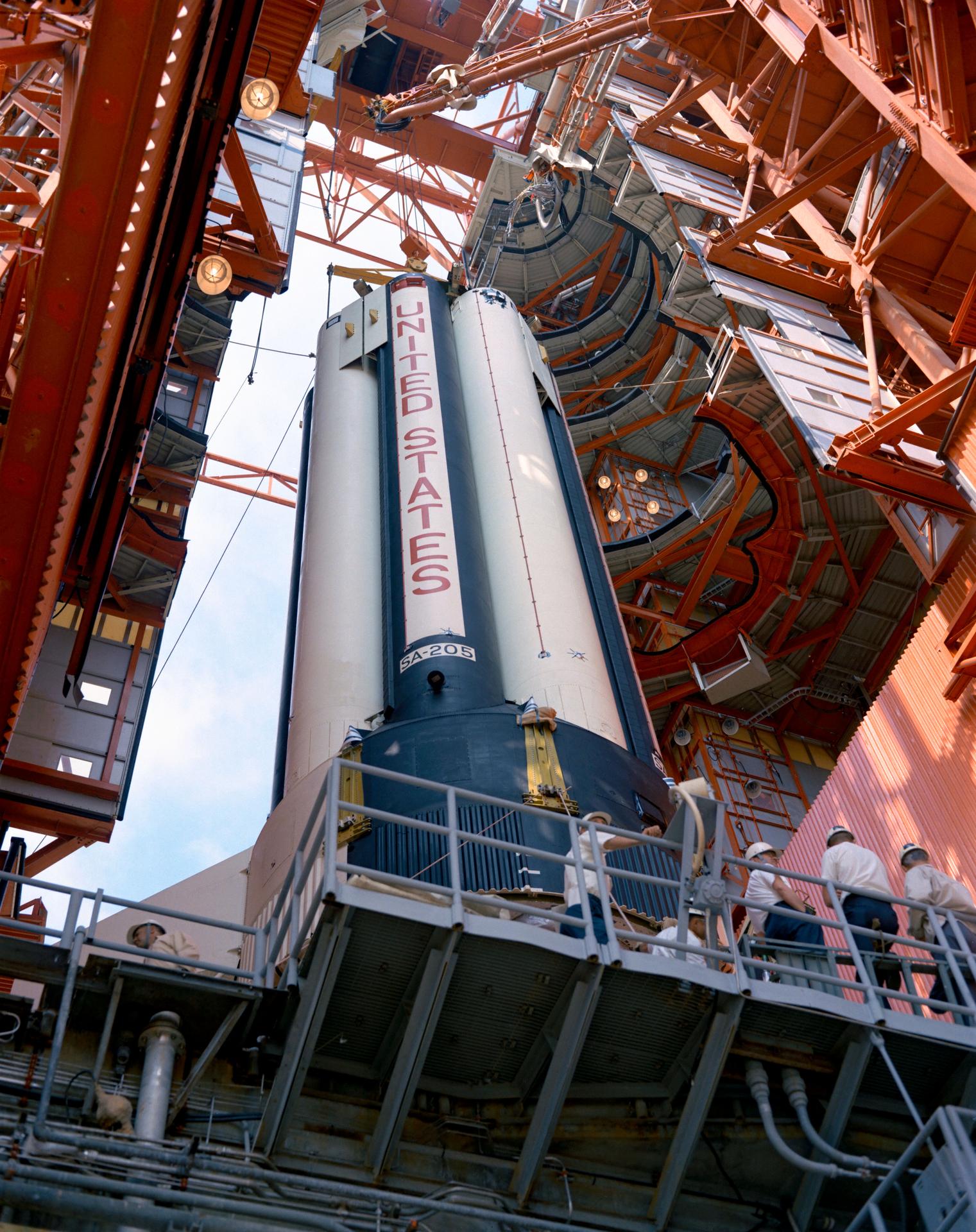 Izado de la primera etapa del Saturn IB del Apolo 7 en el Complejo de Lanzamiento 34