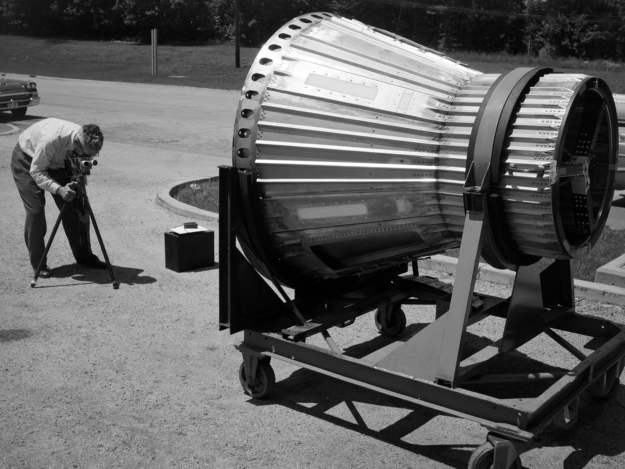 Fotógrafo de la NASA preparándose para filmar una cápsula Mercury (GRC-1959 C-50990)