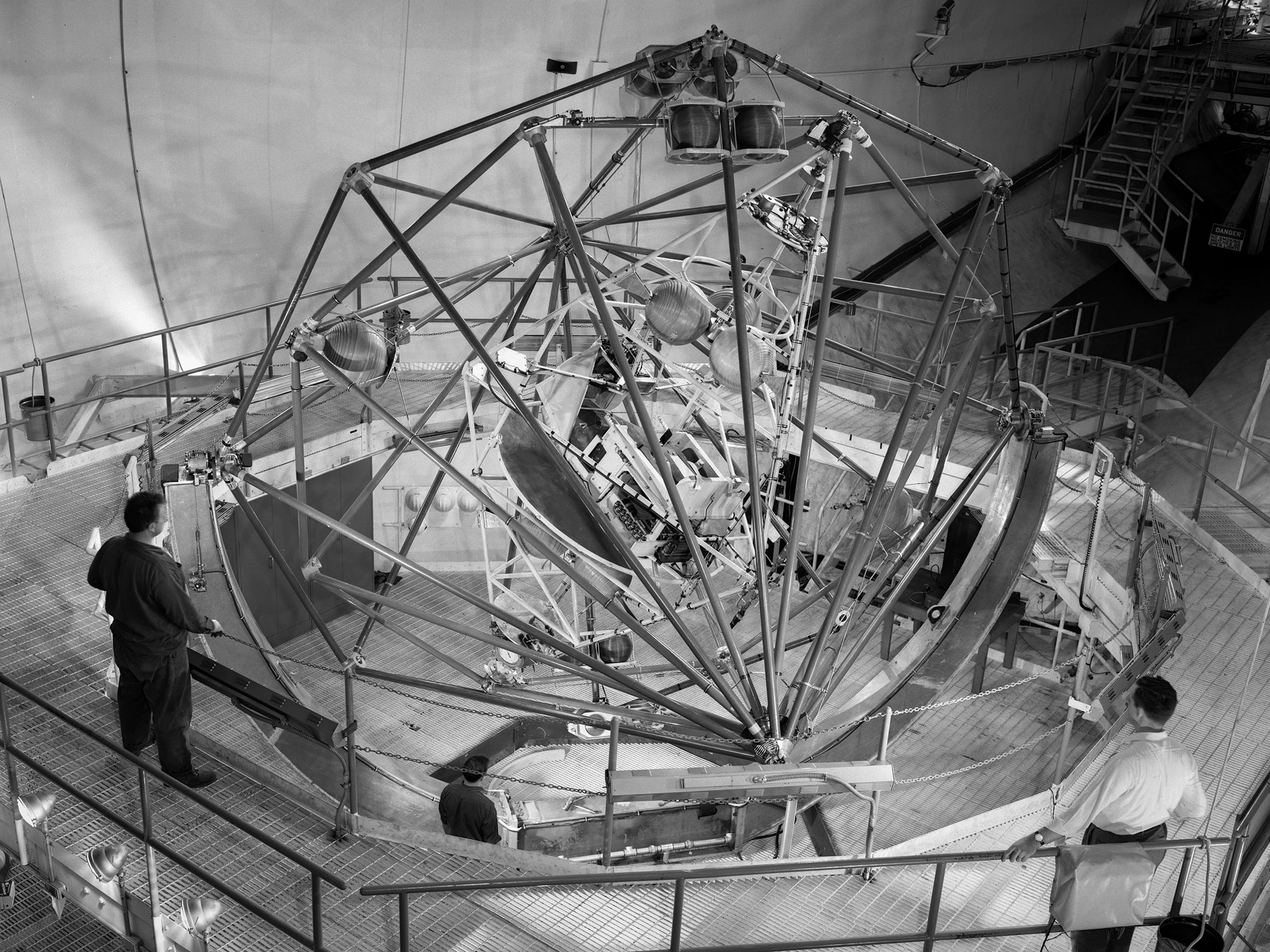 Instalación Multi Axis Space Inertia Test Facility, usada en el entrenamiento común del programa (GRC-1960 C-53137)