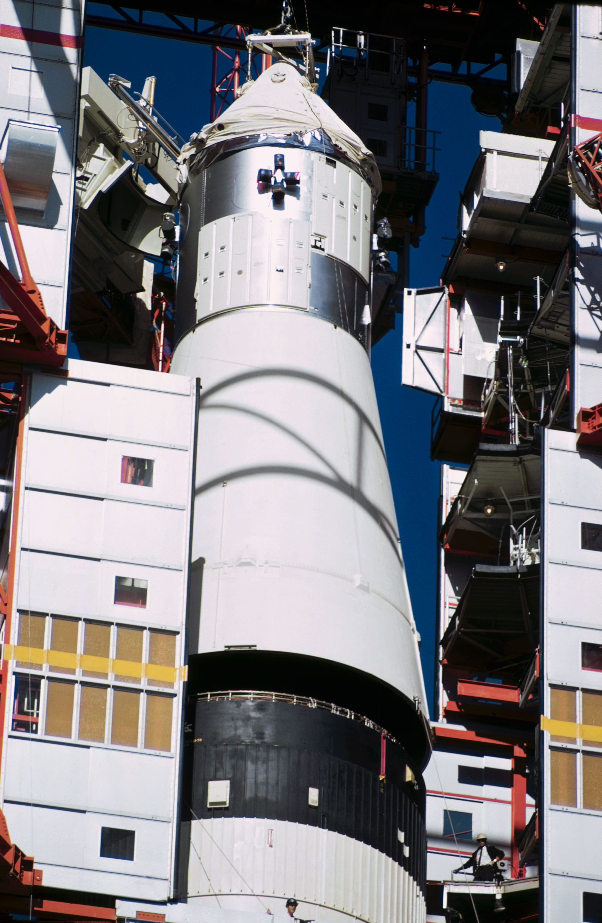 Izado de la nave Apollo 012 en la torre del Complejo de Lanzamiento 34