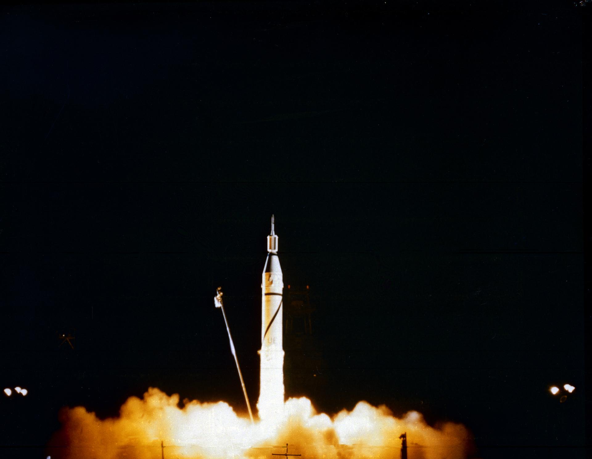 O Juno I a elevar o Explorer 1 a partir de Cabo Canaveral, 31 de janeiro de 1958