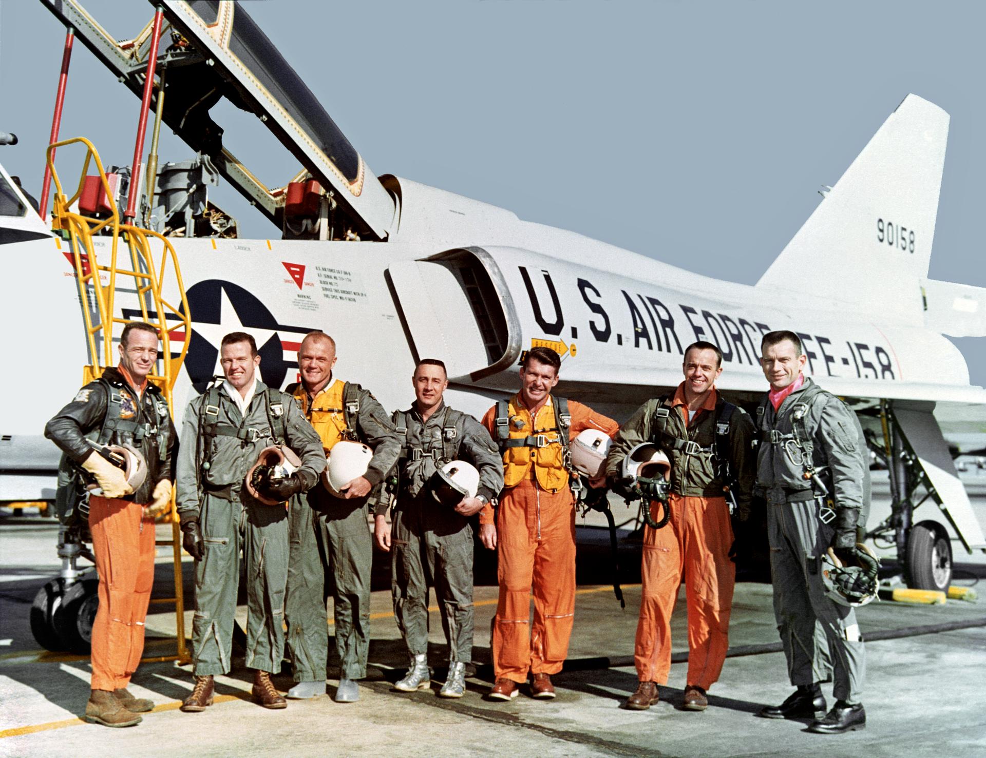 Los siete astronautas del Mercury ante un Convair F-106B (LRC-1971-B701 P-02971)