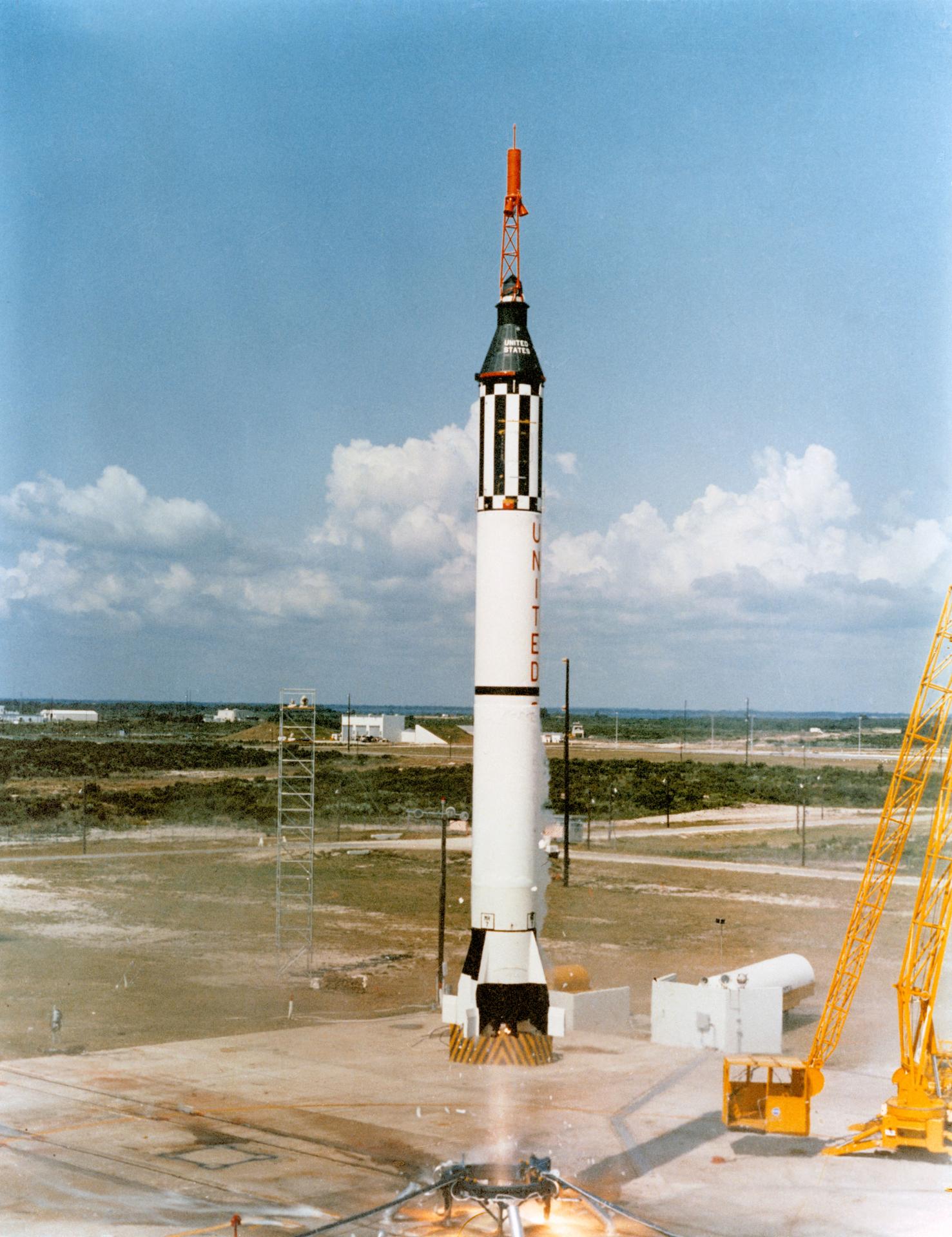 Le Mercury-Redstone 3, le premier vol spatial habité américain, quitte le pas de tir