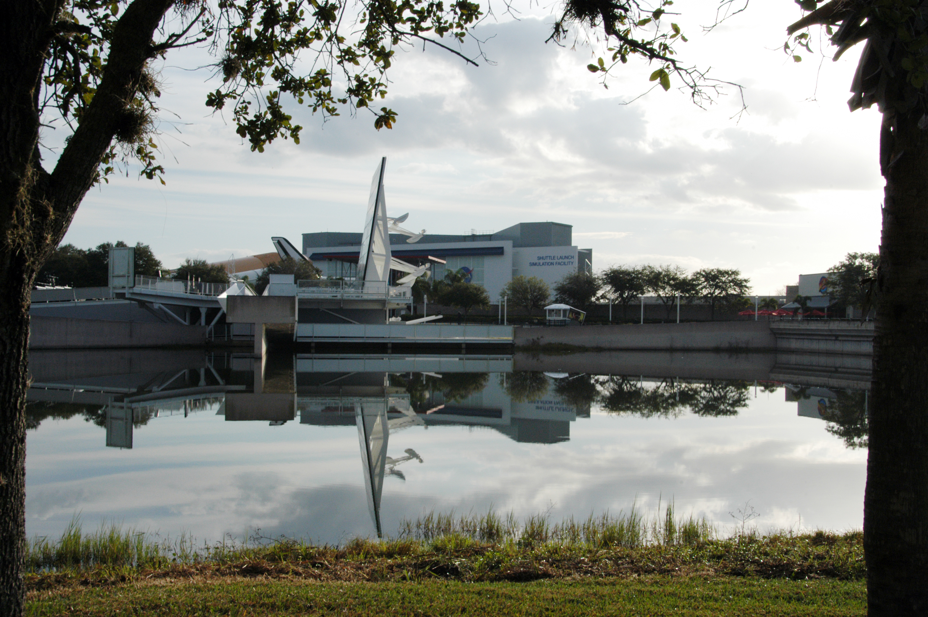 Monumento Space Mirror Memorial en el Centro Espacial Kennedy