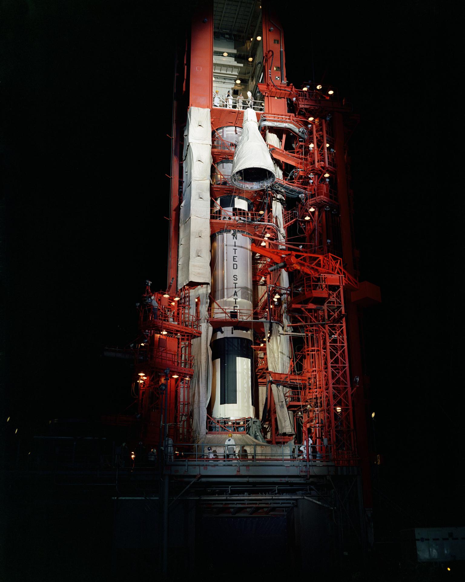 Izado nocturno de la nave Gemini 4 hasta lo alto del Titan II en la rampa 19