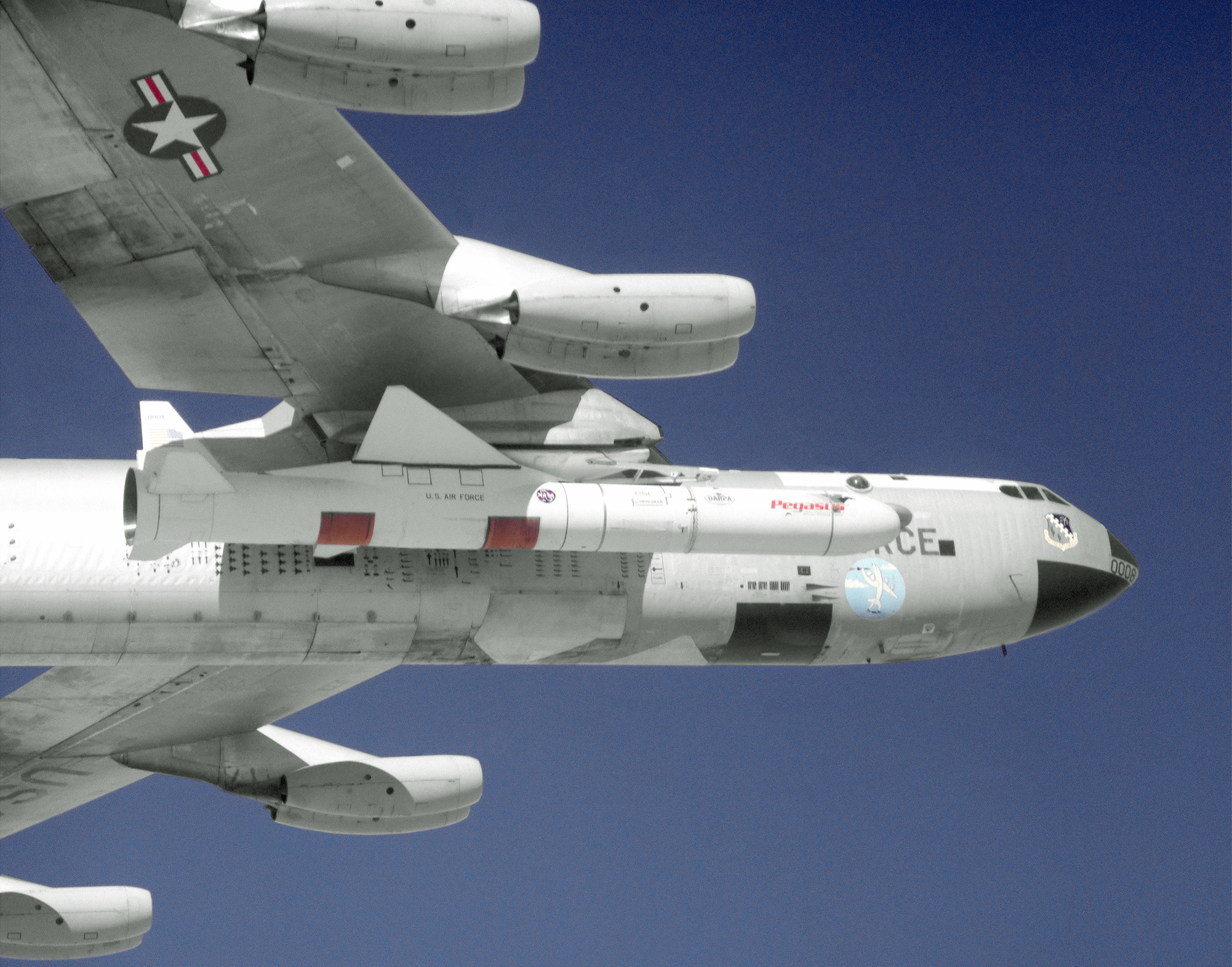 Pegasus acoplado al NB-52B de la NASA en su primer vuelo cautivo, 9 de noviembre de 1989 (vehículo del primer lanzamiento Standard)