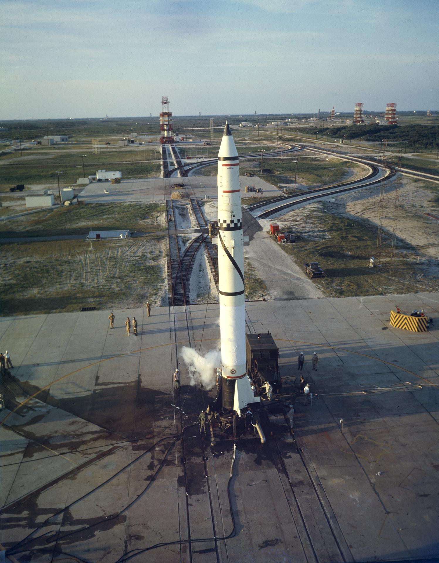 Míssil Redstone n.º 1002 na rampa de lançamento em Cabo Canaveral, maio de 1958