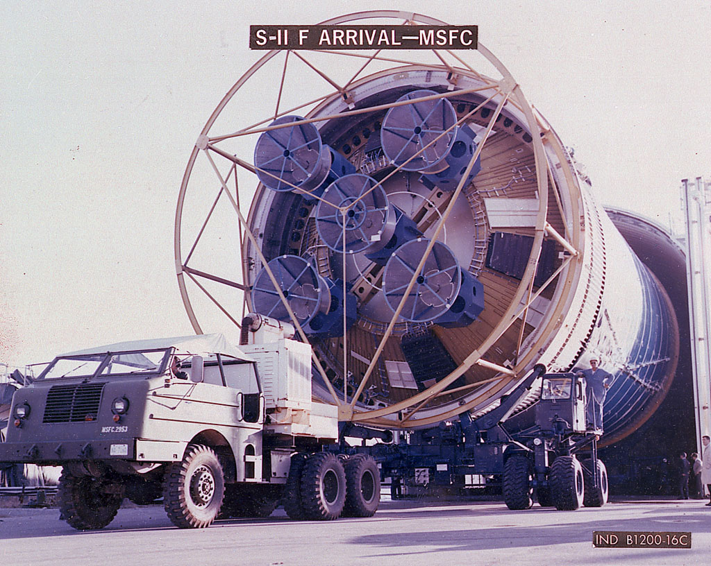 Segunda etapa S-II del Saturn V saliendo de su contenedor de transporte en el Marshall