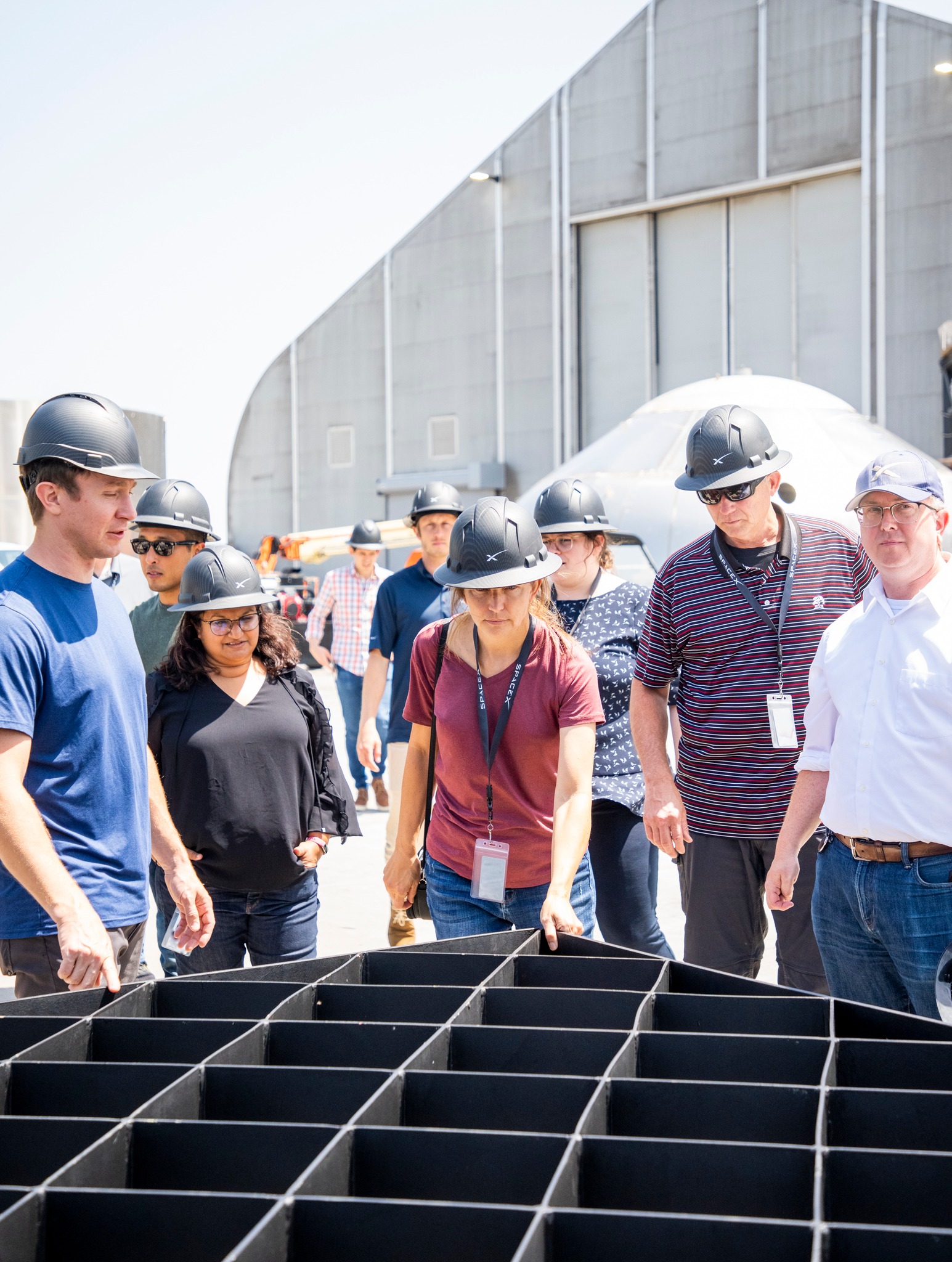 Ingenieros de Space X observando una aleta de rejilla