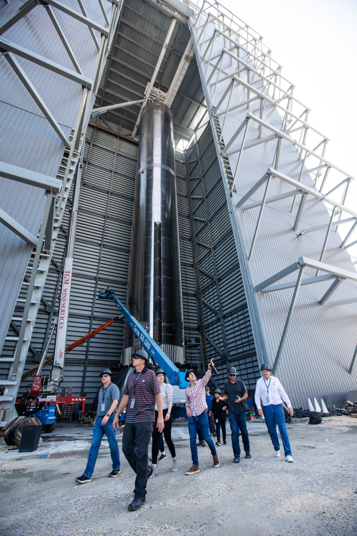 Trabajadores de Space X observando el propulsor Super Heavy