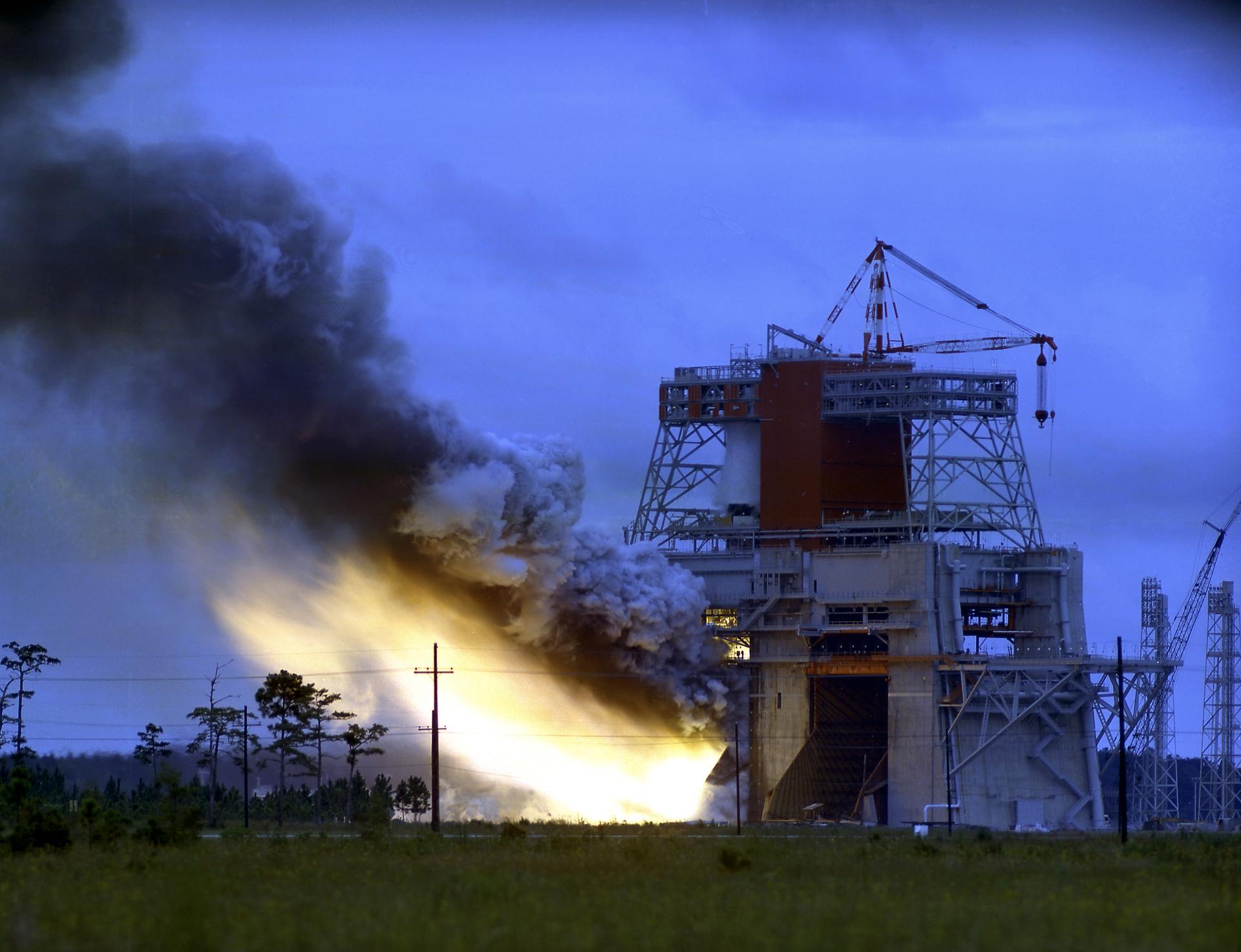 Ensaio estático de ignição do andar de voo S-IC-5 do Saturn V no Mississippi Test Facility