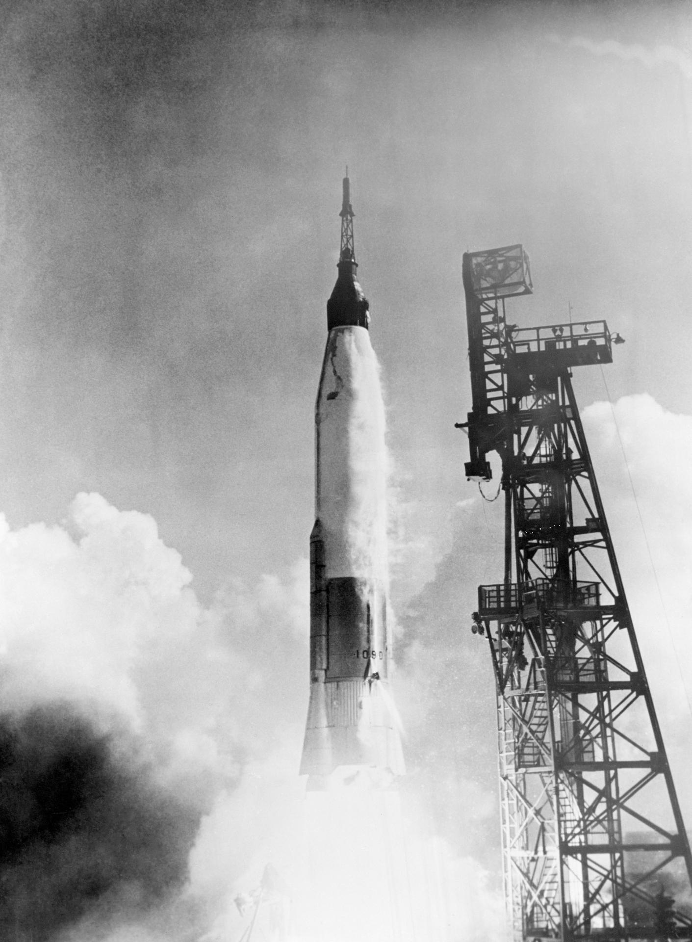 Das Raumfahrzeug Mercury-Atlas 6 verlässt die Startrampe von Cape Canaveral