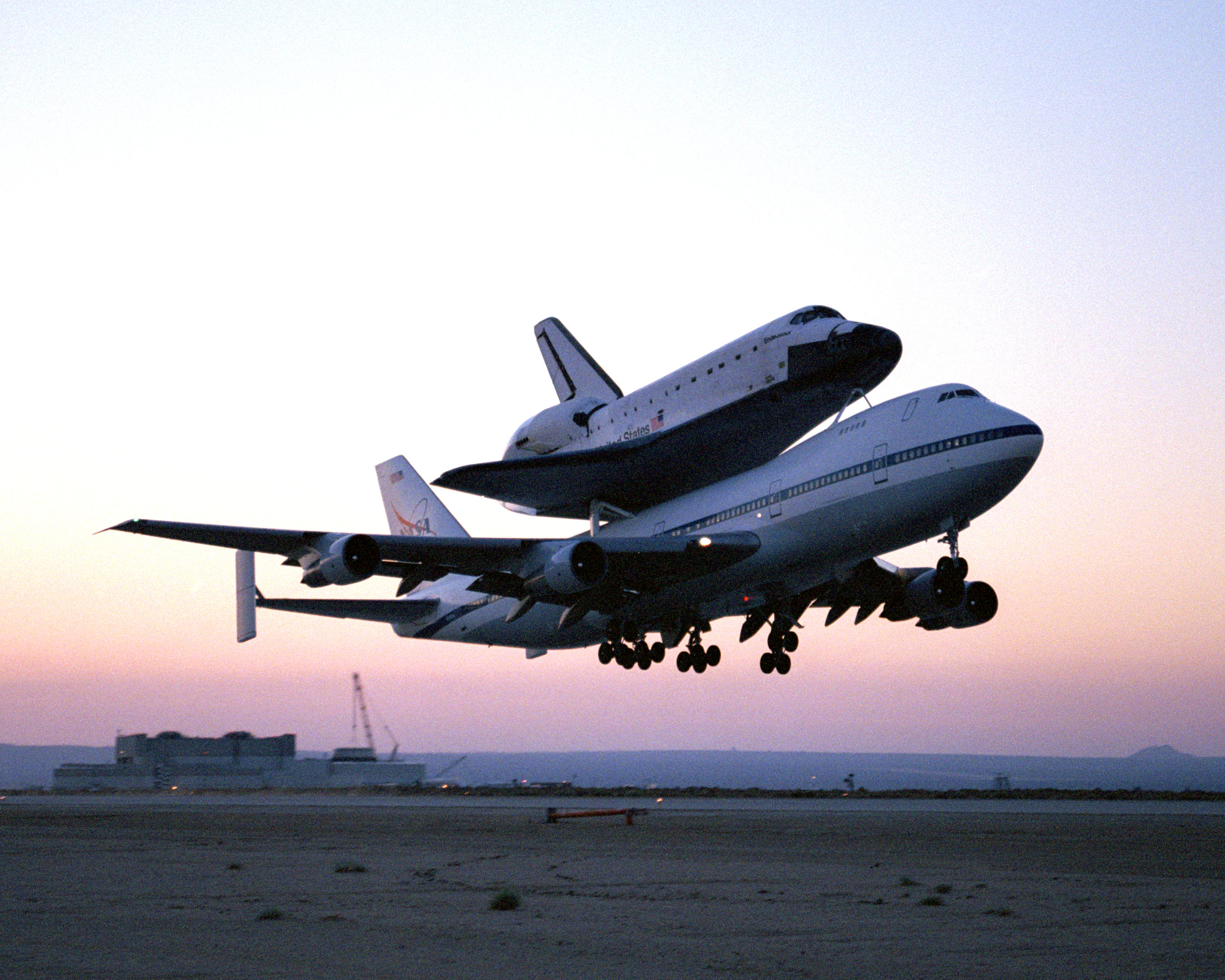 El transbordador espacial Endeavour, firmemente montado sobre uno de los Boeing 747 modificados de la NASA para el transporte de transbordadores, abandonó al amanecer del viernes 28 de junio el Centro Dryden de Investigación de Vuelo de la NASA, en la base aérea de Edwards, en el sur de California