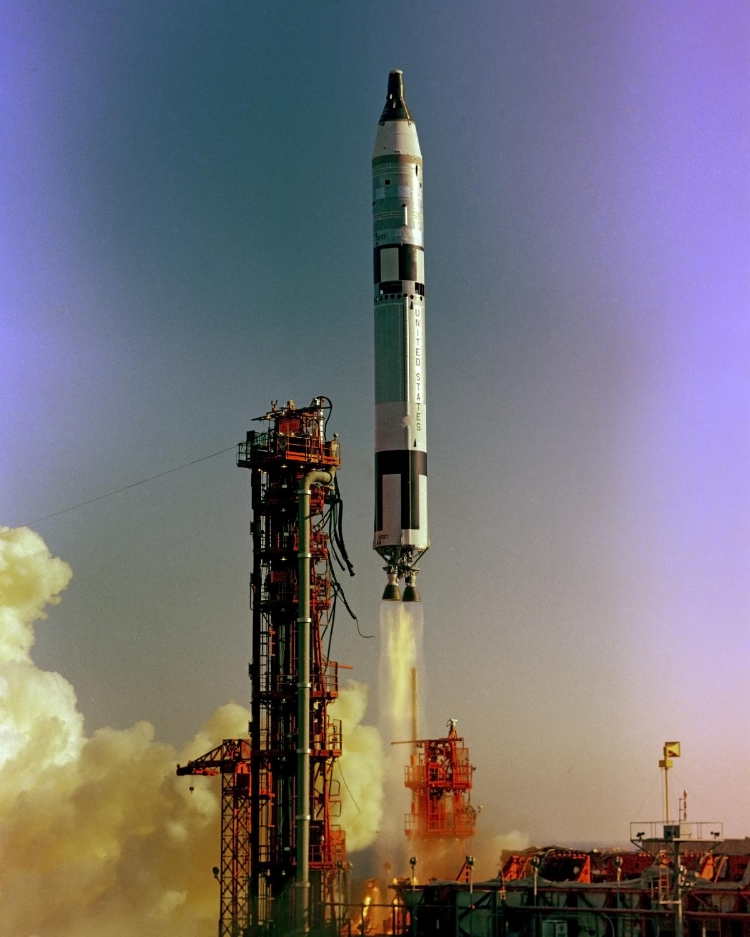 Il Gemini-Titan 2 senza equipaggio lanciato dalla rampa 19 di Cape Kennedy