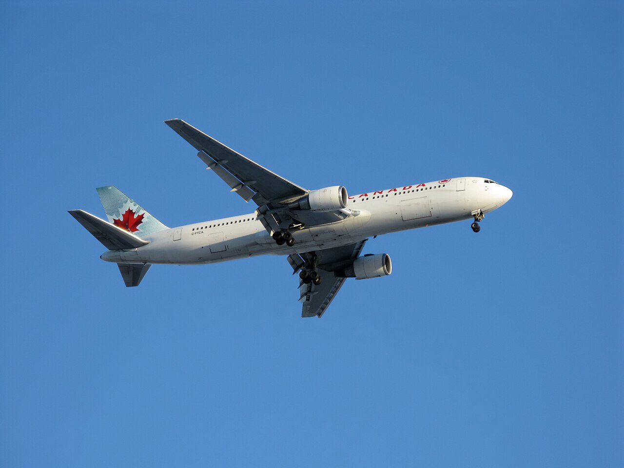 Air Canada Boeing 767-300ER on final approach to Montréal-Trudeau Airport.