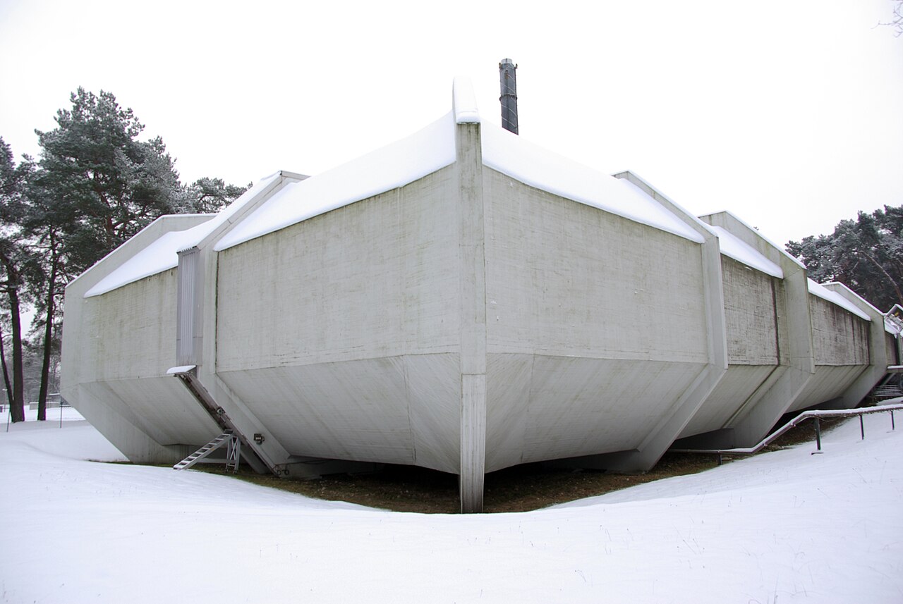 Facility of a cryogenic wind tunnel for aerospace research.