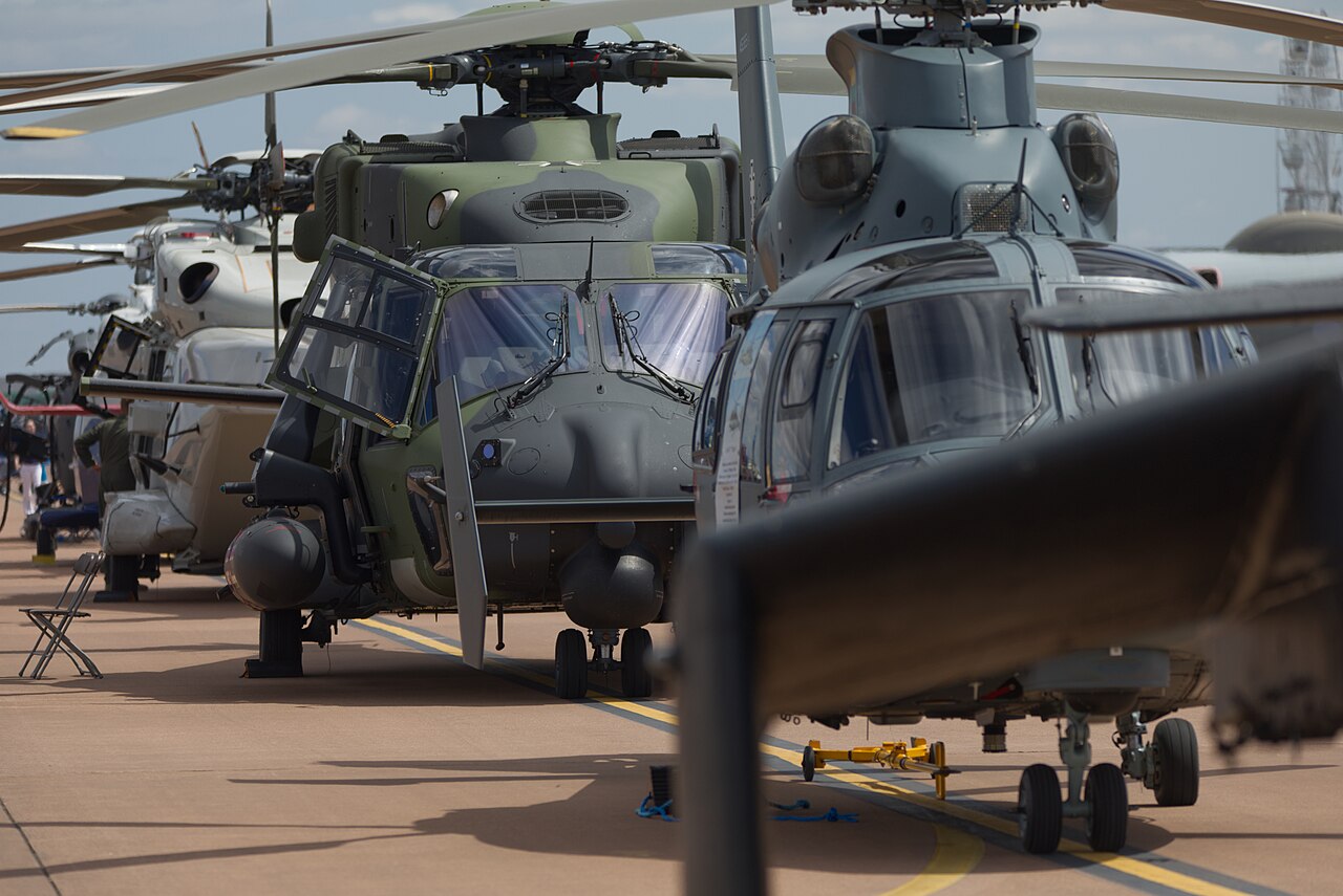 Um helicóptero militar NH90 durante uma demonstração aérea.