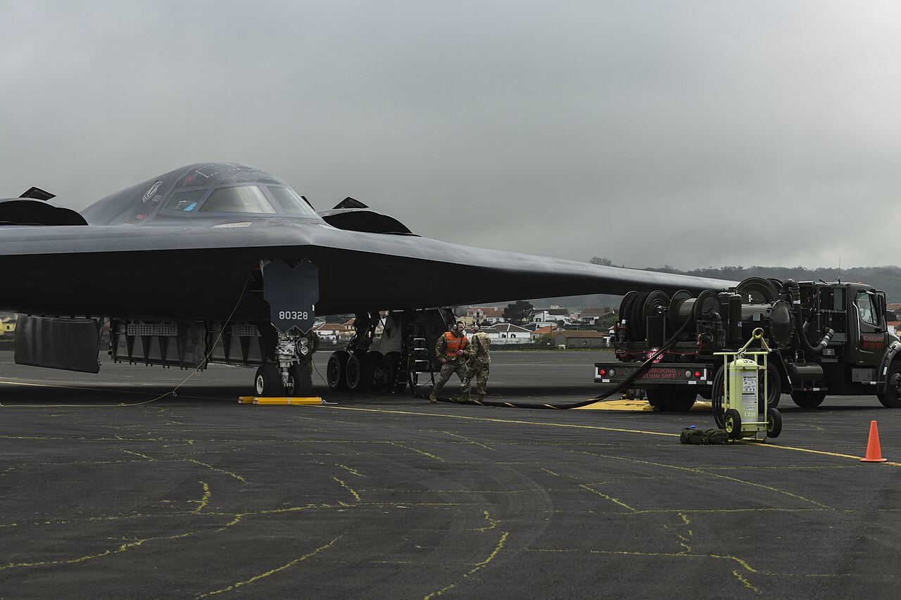 Um bombardeiro furtivo B-2 Spirit na pista de uma base aérea.