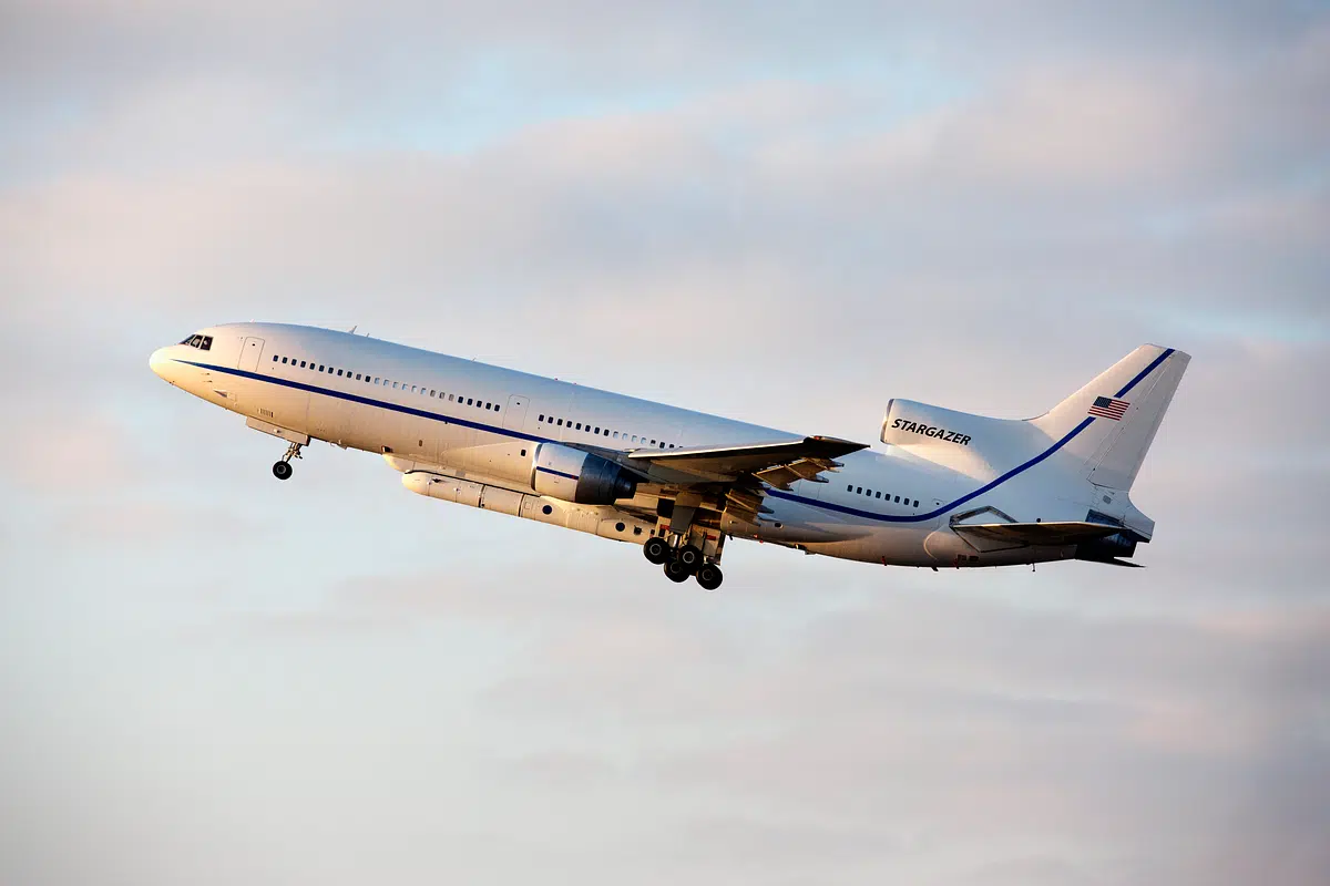 El avión Orbital ATK L-1011 Stargazer, portando un cohete Pegasus XL con ocho satélites del Cyclone Global Navigation Satellite System de la NASA, vuela a gran altura. 15-12-2016. Original de la NASA. Mejorado digitalmente por rawpixel.