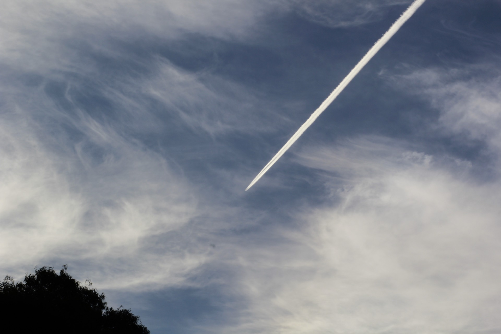 Airliner leaving a contrail across the sky