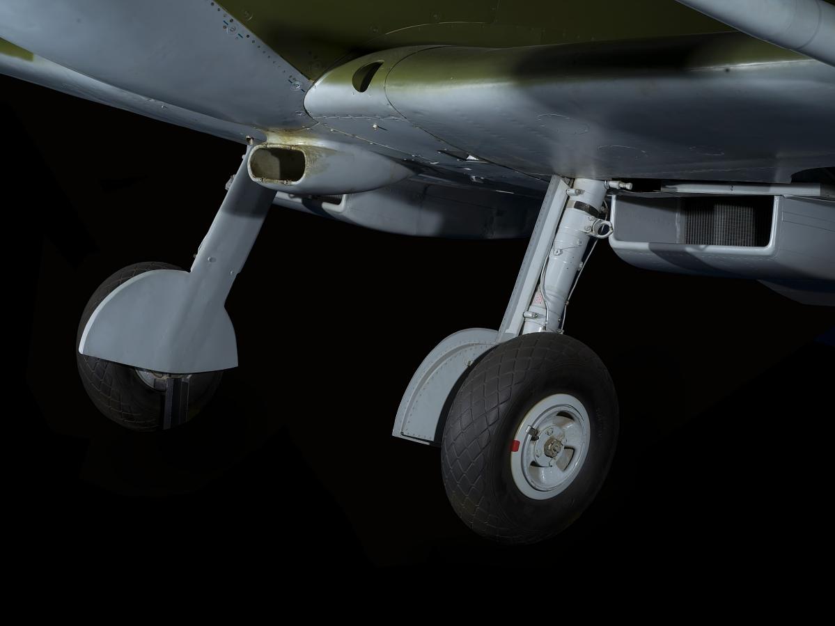 Narrow-track main undercarriage of Spitfire HF Mk VIIc EN474 seen from the front